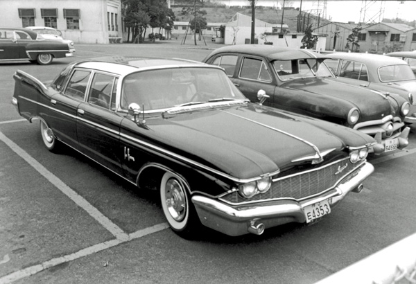 60-3b (062-04) 1960 Imperial LeBaron 4dr Sedan.jpg